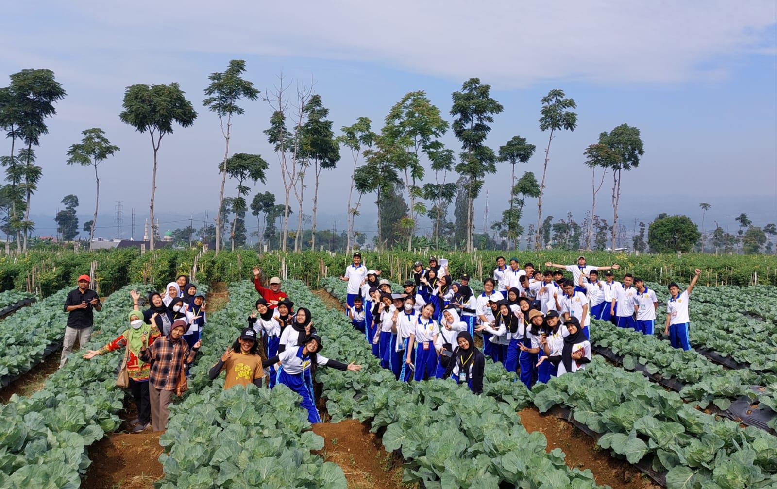 Mahasiswa Baru FP Praktikum Pengenalan Pertanian di Desa Blederan Wonosobo