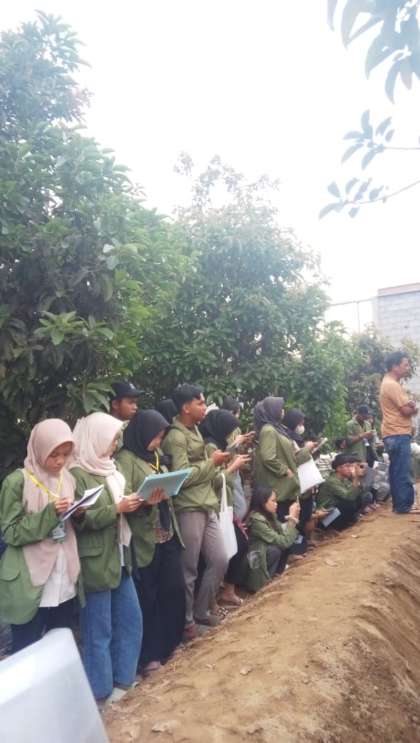Mahasiswa Baru FP Praktikum Pengenalan Pertanian di Desa Blederan Wonosobo