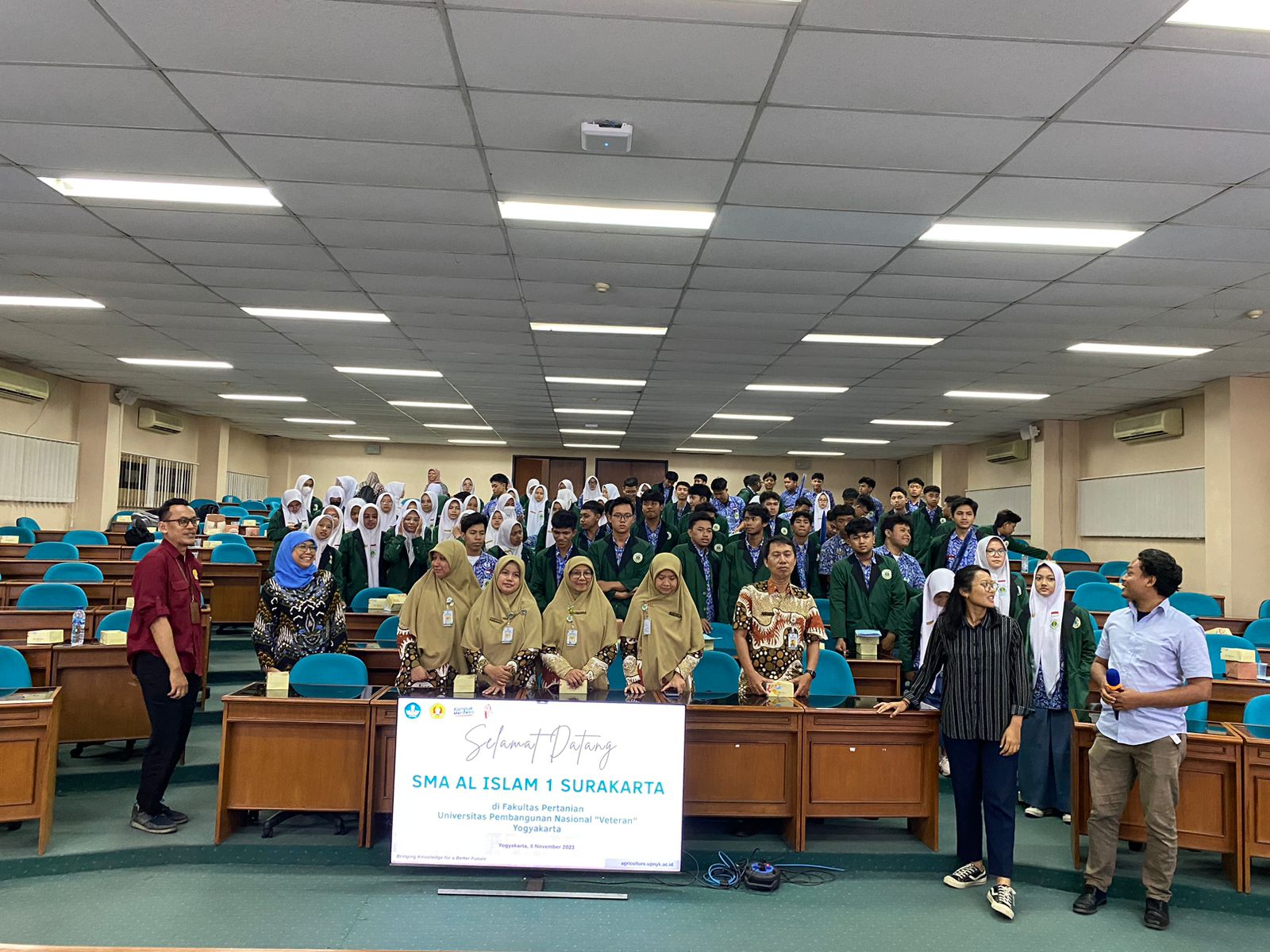 Siswa dan guru SMA Al Islam 1 Surakarta mengadakan kunjungan ke Fakultas Pertanian UPNVY