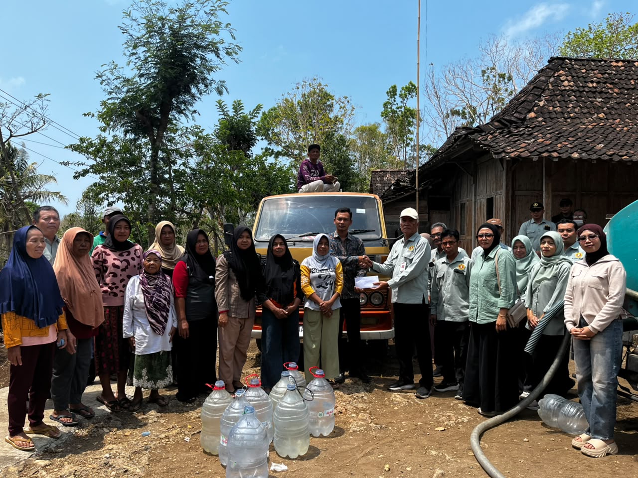 Fakultas Pertanian UPN "Veteran" Yogyakarta Salurkan Bantuan 30 Tangki Air Bersih untuk Warga Giripurwo, Gunungkidul