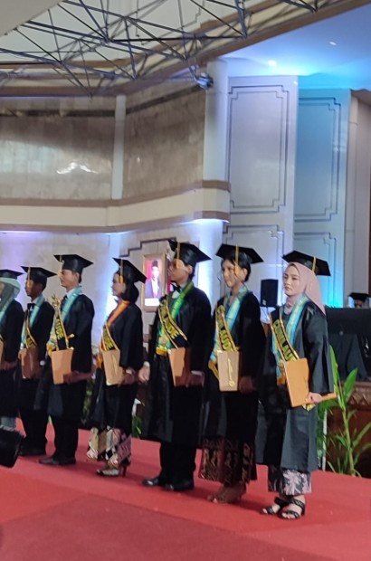 Wisuda Sarjana dan Magister: FP UPNYK Periode 1 TA 2022/2023