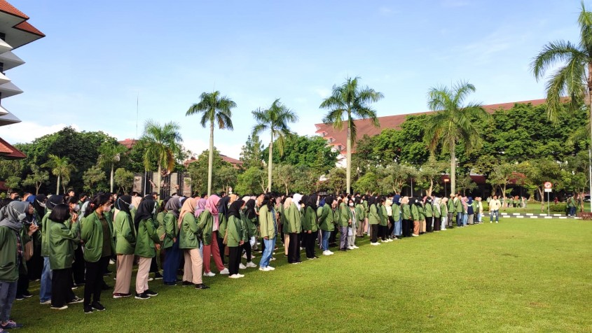 Pelepasan mahasiswa FP mengikuti Praktikum Pengenalan Pertanian 2022
