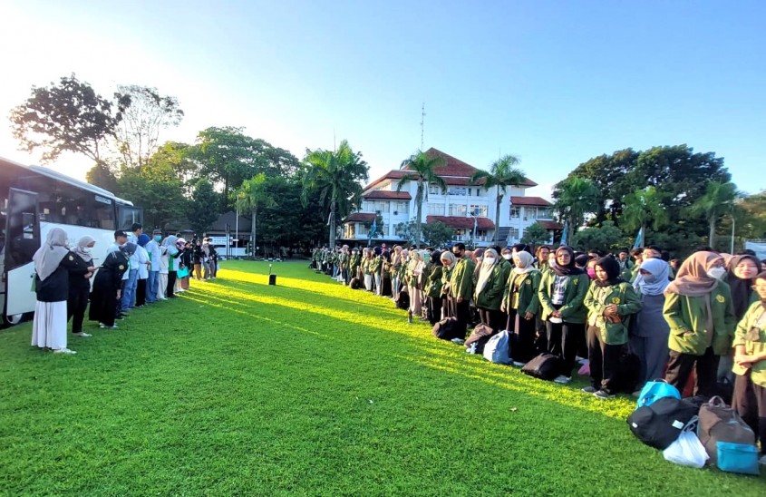 Mahasiswa FP UPNVY Kuliah dan Praktek Pertanian Berkelanjutan di Desa Ngalian 