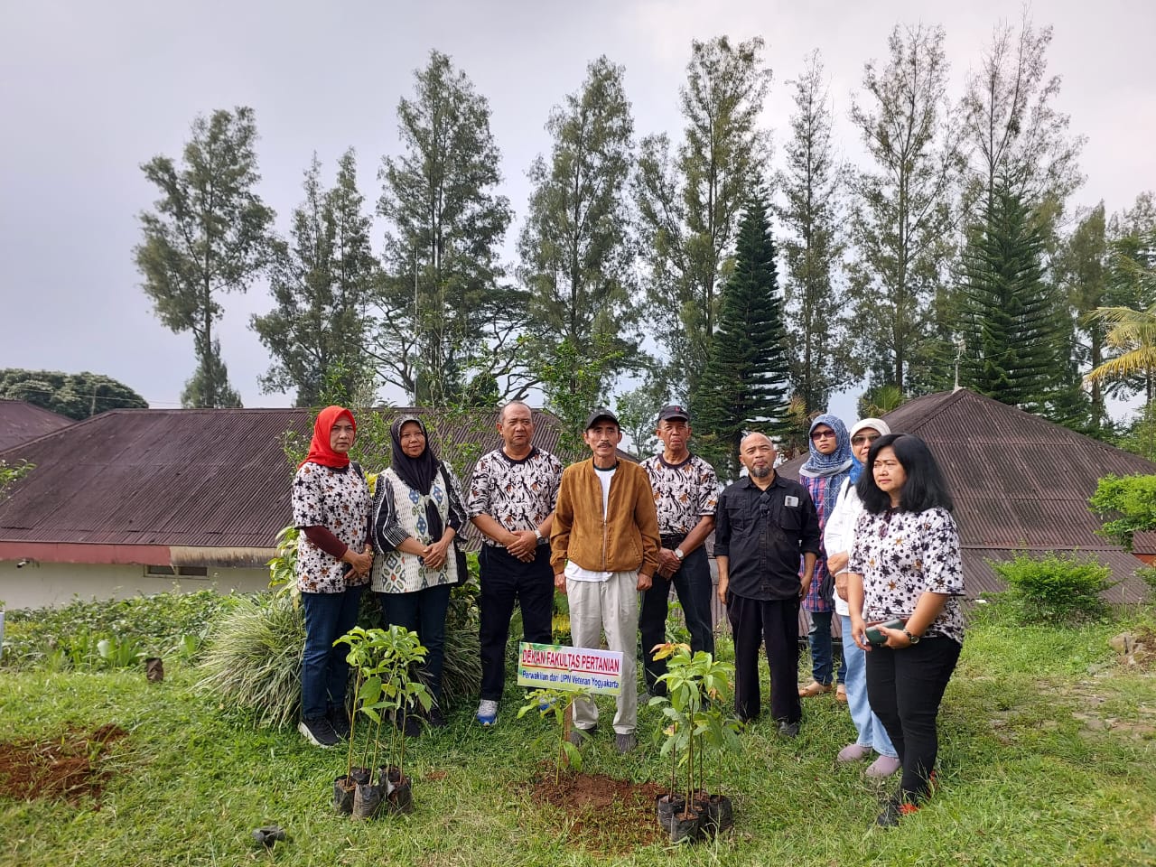 Penanaman Pohon oleh Alumni FP